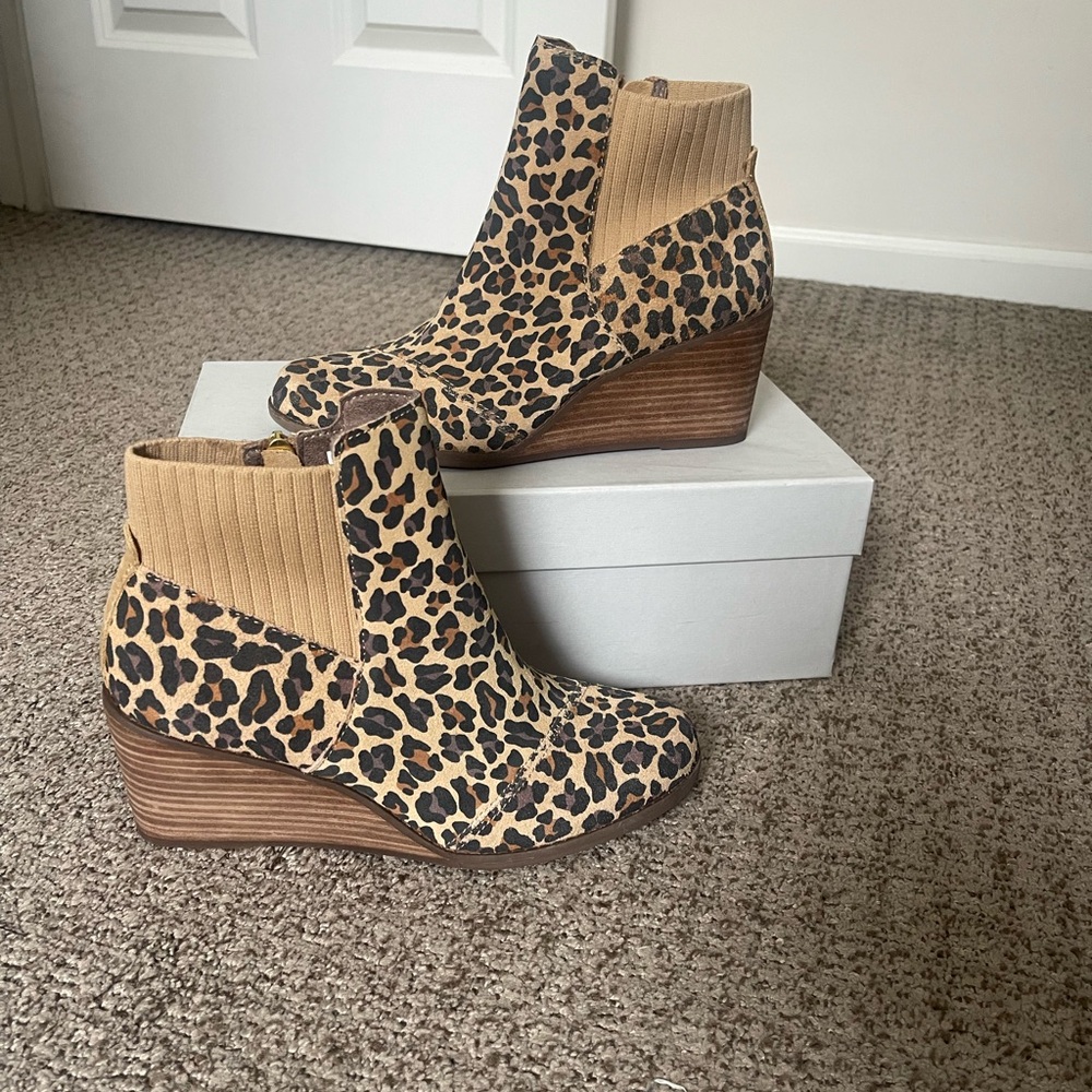 🆕 TOMS Sadie Leopard Print Wedge Booties